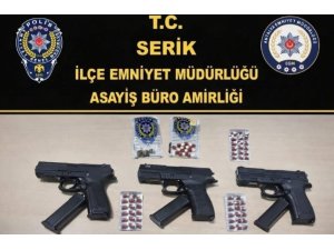 SERİK’TE SİLAHLA ATEŞ EDEREK KAMU GÜVENLİĞİNİ TEHLİKEYE SOKAN 7 KİŞİ TUTUKLANDI