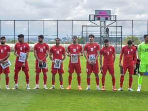 İRAN MİLLİ TAKIMI SAHAYA ÖLDÜRÜLEN ÇOCUKLARIN FOTOĞRAFLARIYLA ÇIKTI