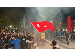 OSMANİYELİLER MEŞALELERLE TARİHİ ZAFERİ KUTLADI