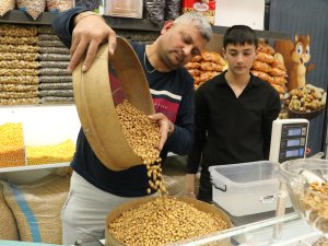 MESLEĞİ, ÇOCUKLARIYLA YAŞATMAYA ÇALIŞIYOR