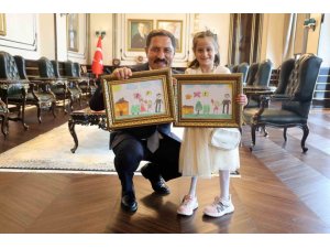 DEPREMDE AİLESİNİ VE BACAĞINI KAYBEDEN KÜÇÜK KIZIN ÇİZDİĞİ RESİMDEKİ PROTEZ BACAK DETAYI DUYGULANDIRDI