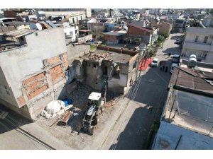 AKDENİZ BELEDİYESİ METRUK BİNALARI KONTROLLÜ ŞEKİLDE YIKIYOR