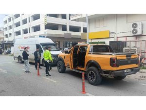 ARACINA ÇARPAN KAMYONET İÇİN POLİS ÇAĞIRDI HATALI PARKTAN CEZA YEDİ