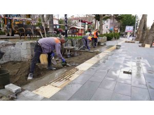 ISPARTA’DA ATATÜRK PARKI ALTINDAKİ KALDIRIM YENİLENİYOR