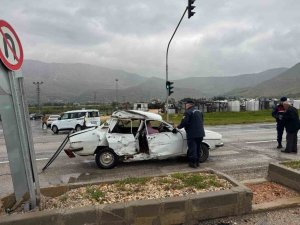 SİLİFKE’DE İKİ ARACIN KARIŞTIĞI KAZADA 3 KİŞİ YARALANDI