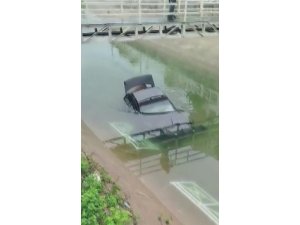 ADANA’DA OTOMOBİL SULAMANA KANALINA DÜŞTÜ