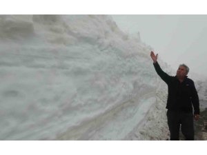 BURASI NE VAN NE HAKKARİ: YAZ ŞEHRİ MERSİN’DE KAR 2 METREYİ AŞTI