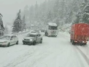 ALACABEL’DE NİSAN AYINDA KAR SÜRPRİZİ, SÜRÜCÜLER ZOR ANLAR YAŞADI