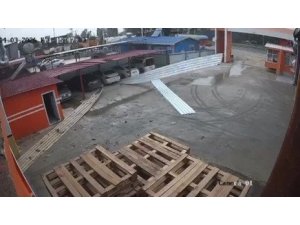 TARSUS’TA ETKİLİ OLAN RÜZGAR BİR İŞ YERİNİN ÇATISINI UÇURDU