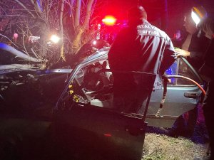 OTOMOBİL AĞACA ÇARPTI: 2 ÖLÜ, 2 YARALI