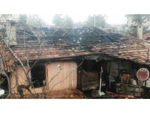 ISPARTA’DA İKİ KATLI EV ALEVLERE TESLİM OLDU