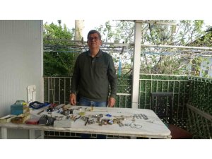 MERAKLA BAŞLAYIP 35 SENE YAPTIĞI MESLEĞİ TEKNOLOJİYE YENİK DÜŞEN SAATÇİ, 12 YILDIR EVİNDE MESLEĞİNİ YAŞATIYOR