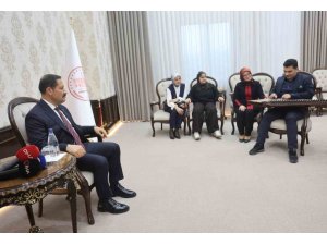 KANUNU VE EŞSİZ SES YETENEĞİYLE KULAKLARIN PASINI SİLEN OTİZMLİ ERTUĞRUL’DAN VALİYİ MEST EDEN MİNİ KONSER