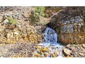 DEPREMDE KURUYAN SU KAYNAĞI 3 YIL SONRA YENİDEN AKMAYA BAŞLADI