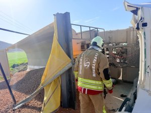 KIRIKHAN’DA DEVRİLEN HAFRİYAT KAMYONUNUN SÜRÜCÜSÜ YARALANDI