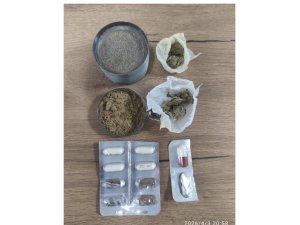 REYHANLI’DA DURDURULAN ARAÇTA UYUŞTURUCU VE KURUSIKI TABANCA ELE GEÇİRİLDİ