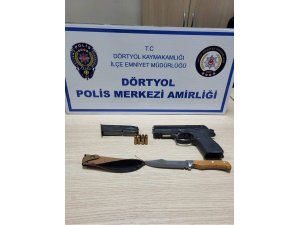 DÖRTYOL’DA ÜZERİNDEN SİLAH VE BIÇAK ÇIKAN ŞAHIS TUTUKLANDI