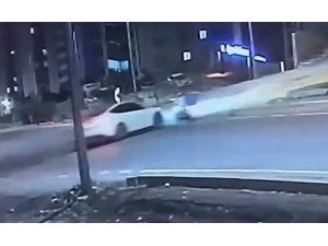 MOTOSİKLETLİYE ÇARPAN OTOMOBİL SÜRÜCÜSÜ KAÇTI