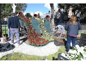 KEMER YAZ SEZONUNA HAZIRLANIYOR, İLÇE PETUNYALARLA SÜSLENİYOR