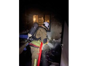 DEFNE’DE YANAN EV KULLANILMAZ HALE GELDİ