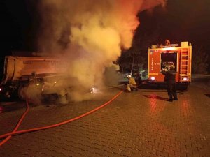 PARK HALİNDEKİ OTOMOBİL ALEVLERE TESLİM OLDU