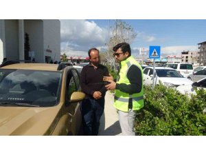 FELÇLİ ANNESİNİ HATALI PARKLARDAN DOLAYI TEKERLEKLİ SANDALYEYLE TAŞIMAKTA GÜÇLÜK ÇEKEN VATANDAŞ: "ÇEKTİĞİMİZ EZİYETİ BİR GÖRSELER, İNANIYORUM Kİ OTURUP AĞLARLAR"