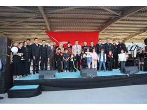 POLİS HAFTASI ETKİNLİĞİNDE ŞARKI VE TÜRKÜ SÖYLEYEN POLİSLER, ÜNLÜ SANATÇILARI ARATMADILAR