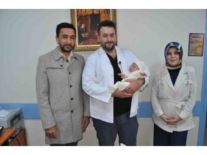 11 YILDIR HASRET ÇEKEN ÇİFT, ABDOMİNAL SERKLAJ AMELİYATININ ARDINDAN BEBEKLERİNE KAVUŞTU