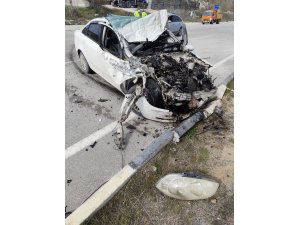 PARK HALİNDEKİ KAMYONETE ÇARPAN OTOMOBİL HURDAYA DÖNDÜ: 1 YARALI