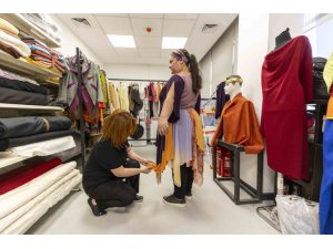 MERSİN BÜYÜKŞEHİR BELEDİYESİ ŞEHİR TİYATROSUNDA KOSTÜMLER USTA ELLERDE HAZIRLANIYOR