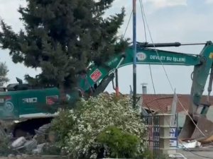 ADANA’DA GÖL KIYISINDAKİ KAÇAK YAPILARIN YIKIMI SÜRÜYOR