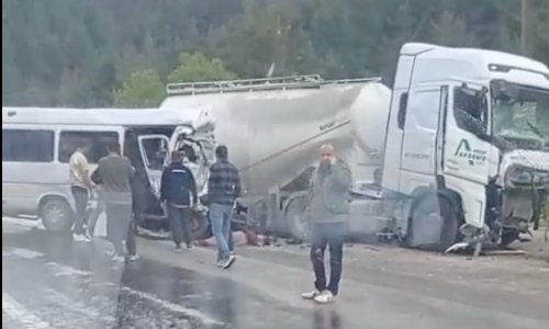 ANTALYA-ISPARTA KARAYOLUNDA İŞÇİLERİ TAŞIYAN MİNİBÜS İLE BETON MİKSERİ ÇARPIŞTI: 7 ÖLÜ, 7 YARALI