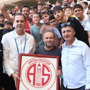 ŞEHİT ANISINA MERMER ANTALYASPOR ARMASI HEDİYE EDİLDİ