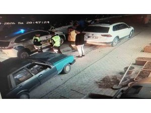 OTOMOBİLİN AÇILAN KAPISINA ÇARPAN ELEKTRİKLİ BİSİKLET SÜRÜCÜSÜ METRELERCE SAVURDU