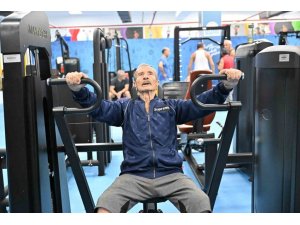 SPOR TUTKUNU 86 YAŞINDAKİ ’SÜPER DEDE’, GENÇLERE TAŞ ÇIKARTIYOR