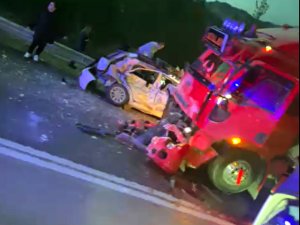 OTOMOBİL İLE KAMYON ÇARPIŞTI: 1 ÖLÜ, 4 YARALI