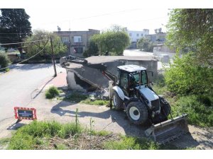 AKDENİZ’DE TEHLİKE SAÇAN METRUK YAPILAR YIKILIYOR