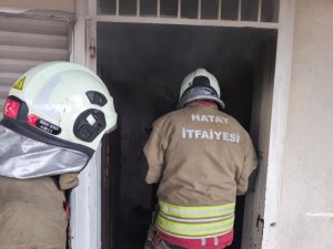 İSKENDERUN’DA EVİN MUTFAĞI ALEVLERE TESLİM OLDU