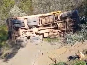 ALANYA’DA KAMYON ŞARAMPOLE DEVRİLDİ SÜRÜCÜ HAYATINI KAYBETTİ