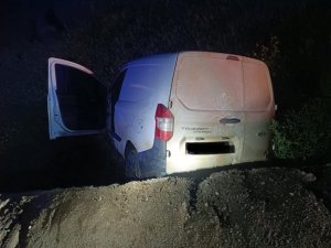 KIRIKHAN’DA ŞARAMPOLE DEVRİLEN HAFİF TİCARİ ARACIN SÜRÜCÜSÜ YARALANDI