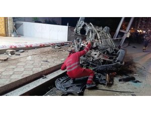 DÖRTYOL’DA AYDINLATMA DİREĞİNE ÇARPAN ARAÇ HURDAYA DÖNDÜ: 2 YARALI