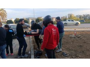 ÇARPMANIN ETKİSİYLE 20 METRE FIRLAYIP REFÜJDEKİ TOPRAĞA DÜŞÜP HAYATA TUTUNDULAR: 2 YARALI