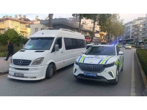 MANAVGAT’TA MOTOSİKLET İLE MİNİBÜS ÇARPIŞTI: 1 YARALI