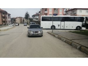 ISPARTA’DA OTOMOBİL İLE TUR OTOBÜSÜ ÇARPIŞTI: 1 YARALI