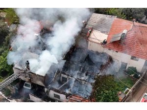 İKİ KATLI GECEKONDUDA ÇIKAN YANGIN BİTİŞİĞİNDEKİ EVE SIÇRADI