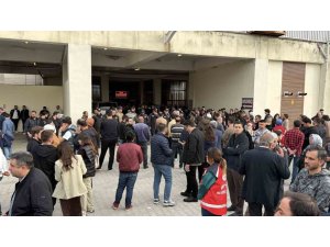 KAHRAMANMARAŞ’TA SALDIRIDA HAYATINI KAYBEDENLERİN CENAZESİ İÇİN BEKLEYİŞ DEVAM EDİYOR