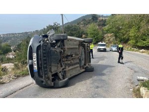ALANYA’DA REFÜJE ÇARPAN HAFİF TİCARİ ARAÇ DEVRİLDİ: 1 YARALI