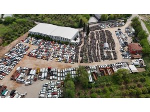 YEDİEMİN OTOPARKLARI ARAÇ MEZARLIĞINA DÖNDÜ, MİLYONLUK ARAÇLARLA HURDAYA DÖNENLER AYNI ALANDA SAHİPLERİNİ BEKLİYOR
