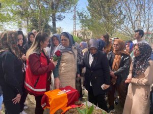 SİLAHLI SALDIRIDA HAYATINI KAYBEDEN ADNAN’IN MEZAR TAŞINA ÇOK SEVDİĞİ GALATASARAY’IN FORMASI BIRAKILDI