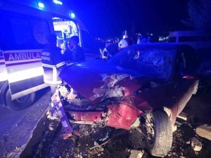 AĞACA ÇARPAN OTOMOBİL HURDAYA DÖNDÜ: 3 YARALI